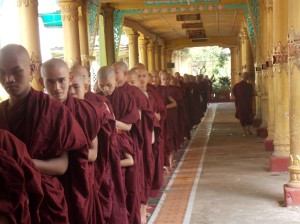 Bago: monniken op weg naar eetzaal / monks going to dining room