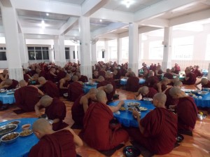 Bago: monniken aan het eten / monks at lunch