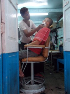 Yangon: Jhony bij de kapper / Jhony at the barber's