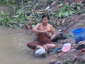 Bago: kleren wassen in de rivier / laundry in the river