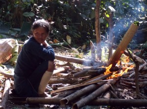 Luang NamTha trekking: Lantan vrouw kookt voor ons / Lantan woman cooking for us