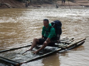 Luang NamTha Trekking: de rivier over / crossing the river