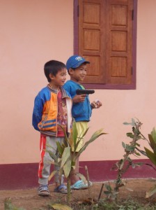 Luang Prabang: dorp/village: boys and their toys