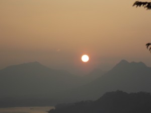 Luang Prabang: zon gaat voor de laatste keer onder in 2013 / sun sets a last time in 2013