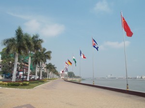 Phnom Penh: Boulevard langs Tonlé Sap-rivier / boulevard along the Tonlé Sap river
