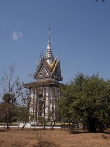 Phnom Penh: Killing Fields : herdenkingsmonument / remembrance monument