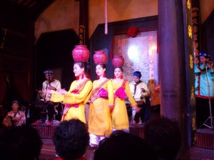Hoi An: opvoering traditionele dans en muziek / performance of traditional dance and music