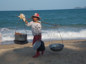 Nha Trang: lokale verkoopster op 't strand / local saleswoman on the beach