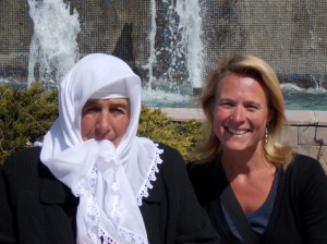 Kurdistan: traditionele vrouwelijke hoofddoek (links) / traditional female head scarf (left)