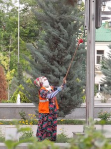 Ashgabat: verkeerslichten poetsen / cleaning traffic lights