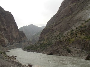 Onderweg naar Khorogh: links Tadjikistan, rechts Afghanistan / Along the way to Khorogh: Tajikistan on the left, Afghanistan on the right