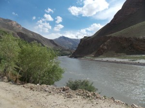 Onderweg naar Khorogh : Links Tadjikistan, rechts Afghanistan / Along the way to Khorogh: Tajikistan on the left, Afghanistan on the right