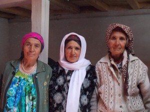Onderweg naar Khorogh : Wakhan-zusters / Along the way to Khorogh: Wakhan sisters